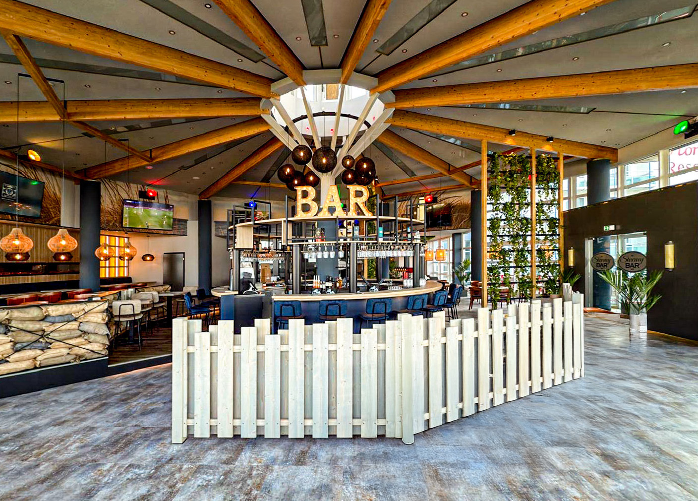 StormyBAR Einrichtung mit Holzbalken.