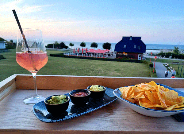 Snack mit Ausblick auf die Ostsee.